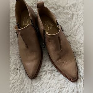Frye Moto Shoe Booties. Size 6M Fawn color. Light Tan. Very Clean. Nice zippers